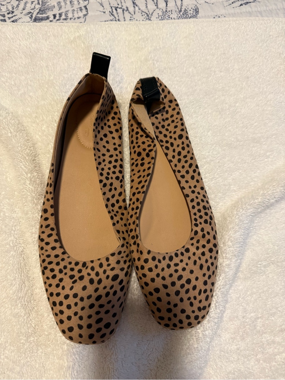Universal Thread Tan Cheetah Print Ballet Flats with Black Tabs
